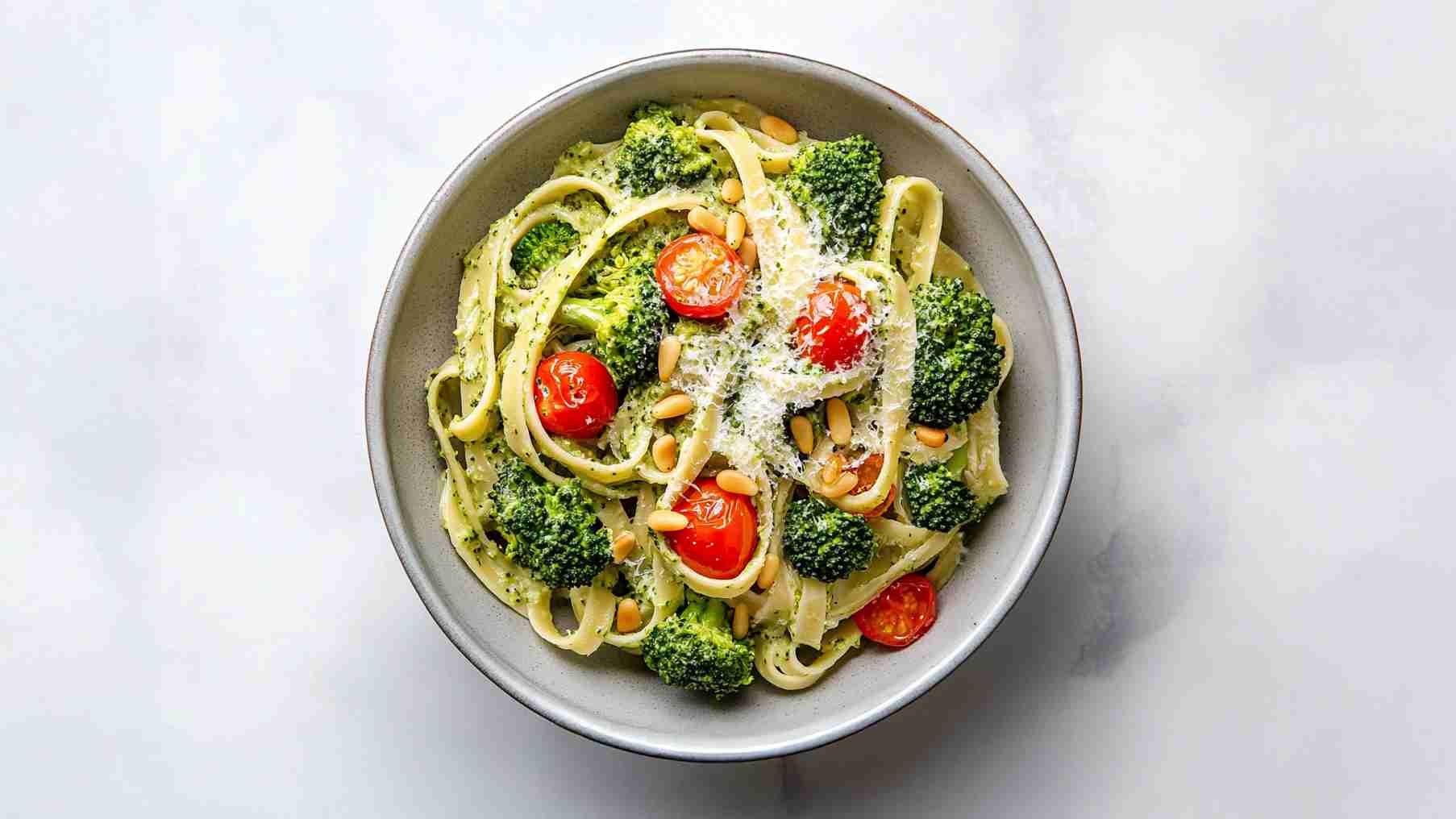 Tagliatelles met romige broccoli en geroosterde tomaten 