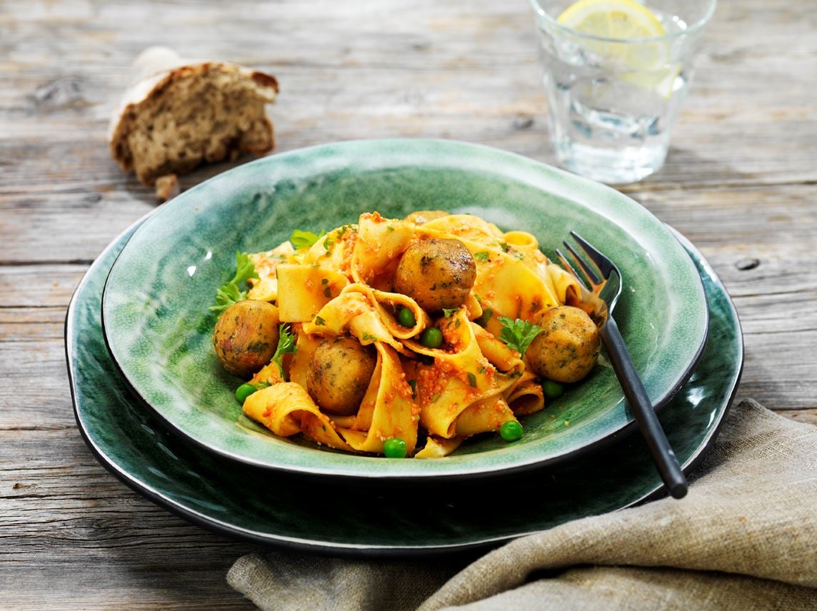 foto van pasta met falafel, rode paprika en amandel