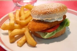 Iglo Crispy Chicken burger met sausje en frietjes