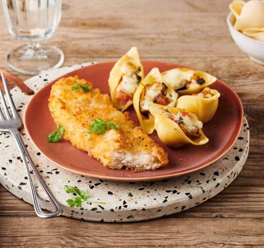 Gepaneerde Alaska koolvisfilet en Conchiglioni gevuld met groenten en mozzarella