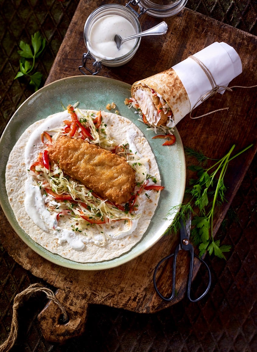 Wrap van gepaneerde kabeljauw en groenten