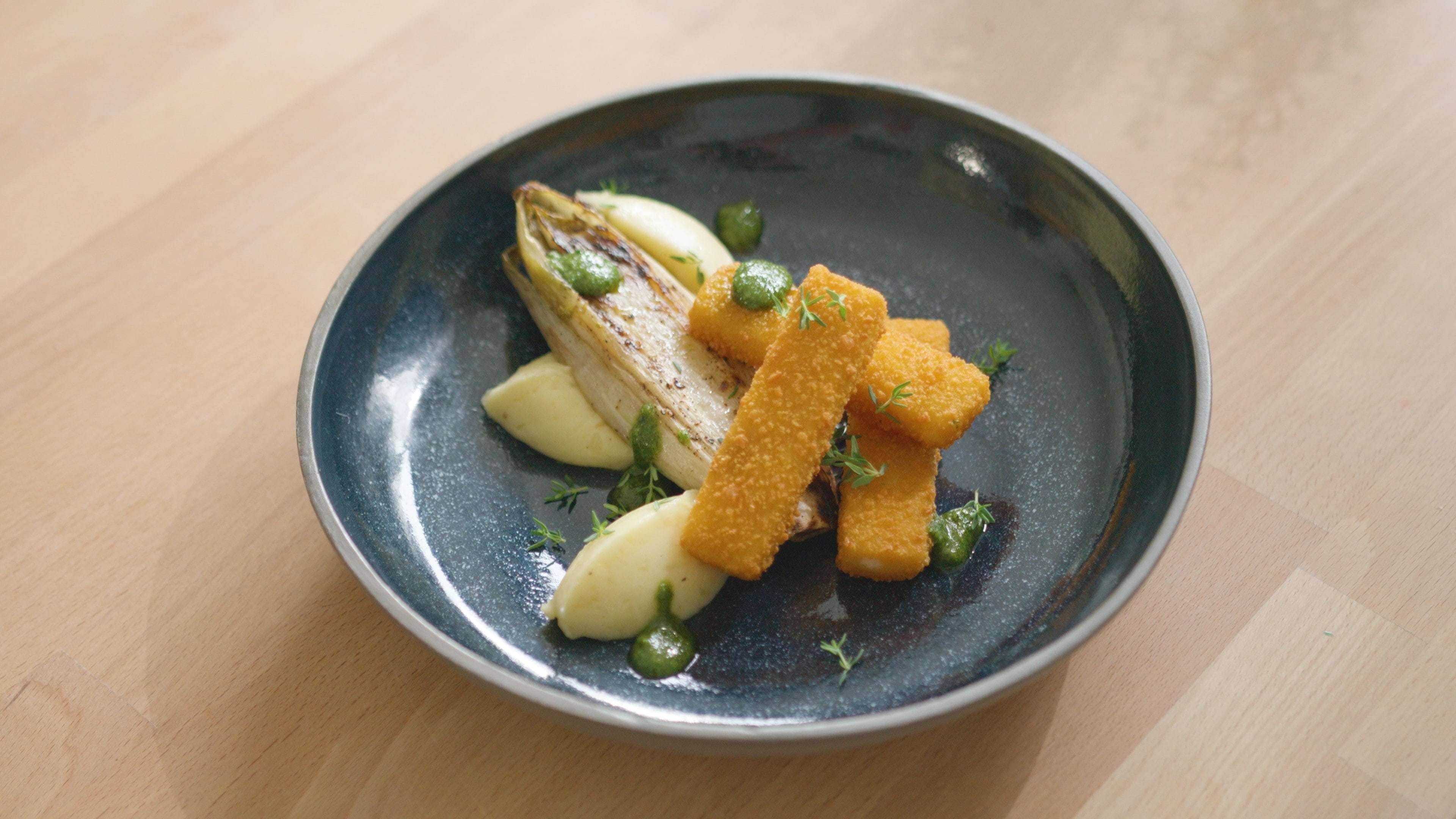 Fish Sticks met Belgisch witloof, puree en pesto