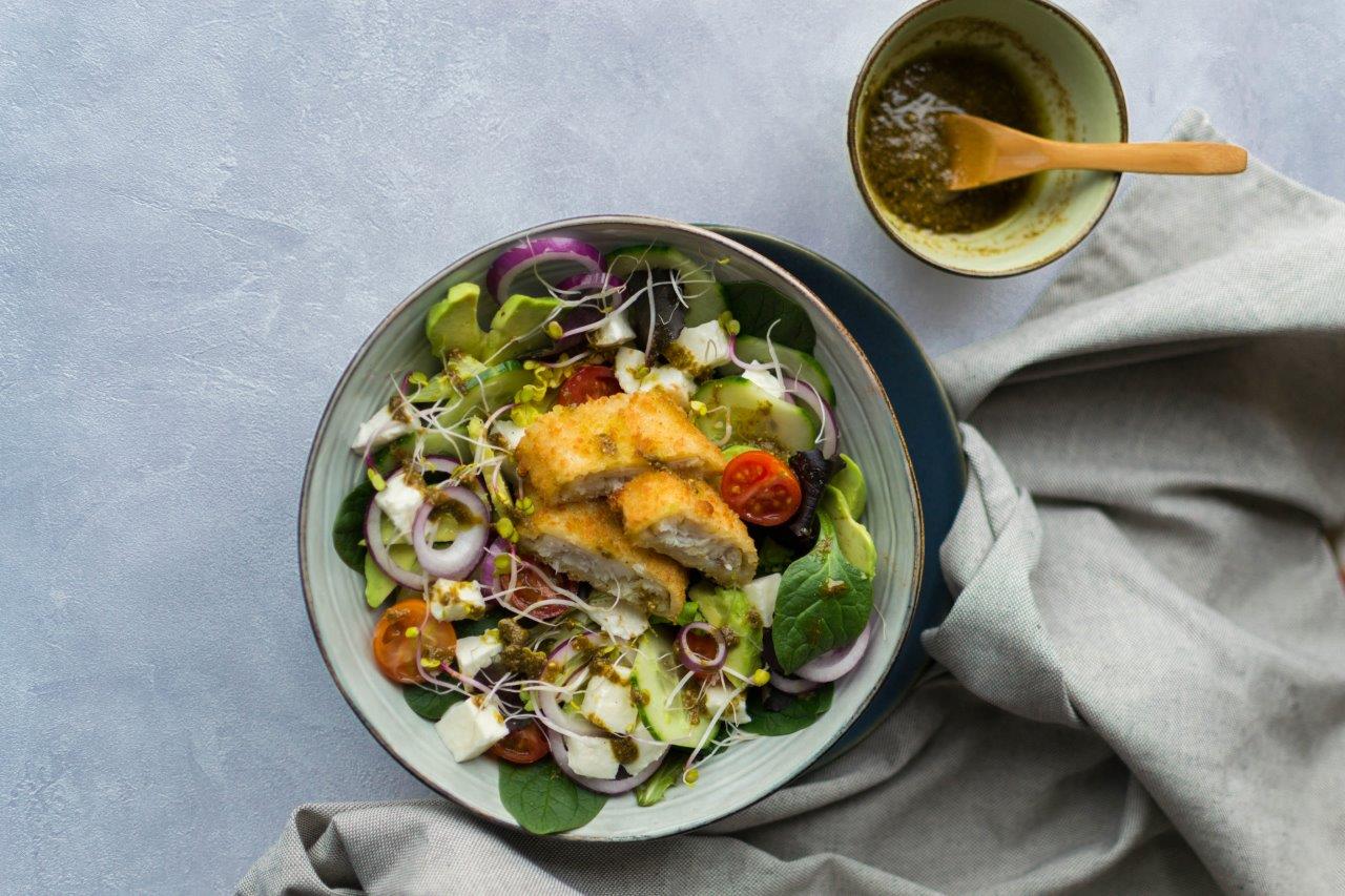 Lente salade met gepaneerde Alaska Pollak
