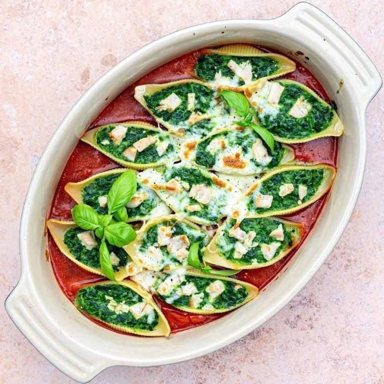 Gevulde pastaschelpen met gehakte spinazie en kipfilet