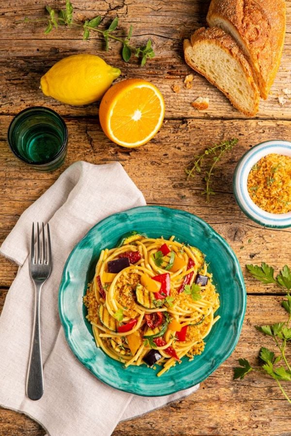 Pasta met gegrilde groenten en geroosterd broodkruim met Siciliaanse citrusvruchten