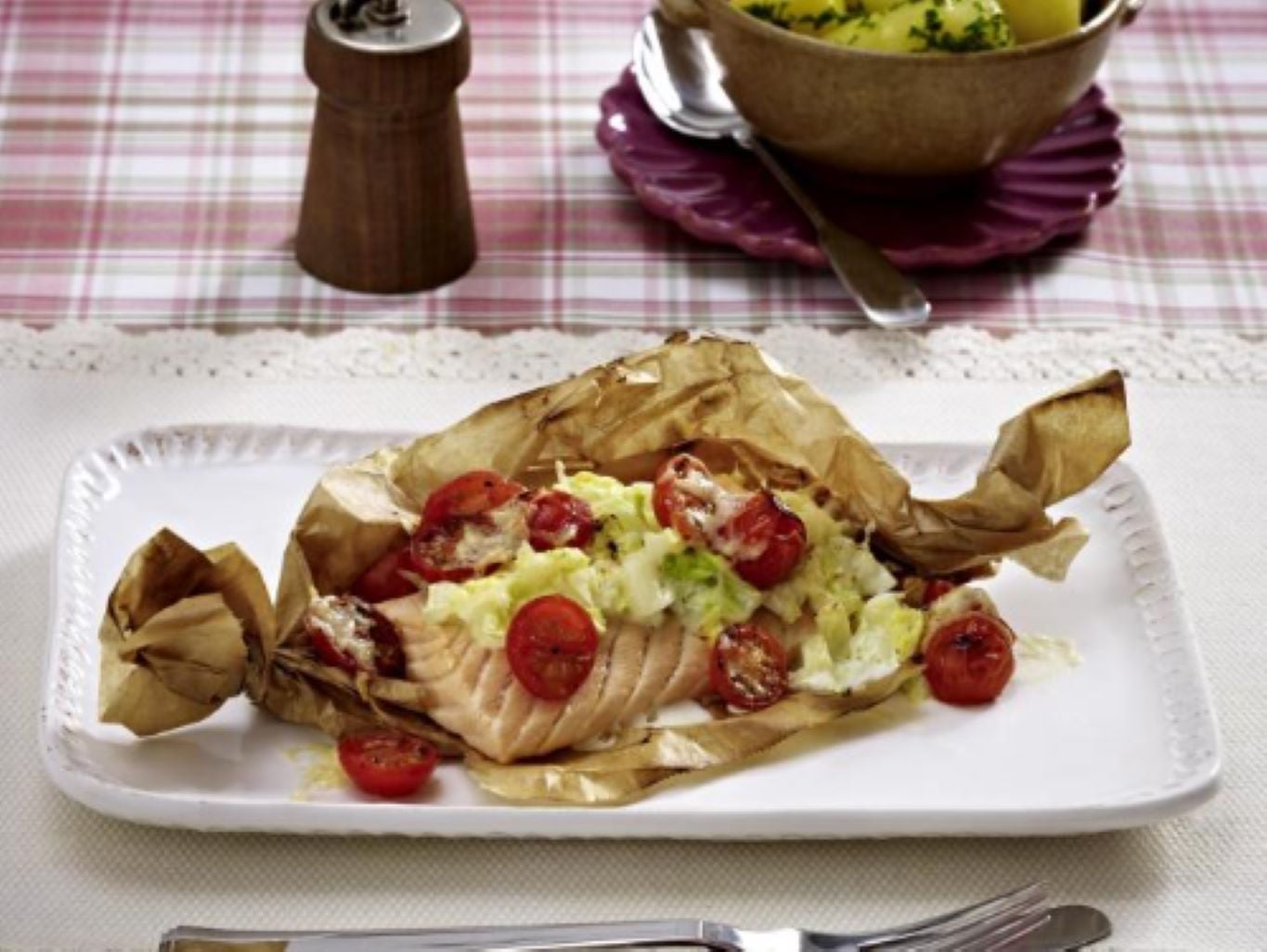 Papillot van zalm-, groene kool- en kerstomaten