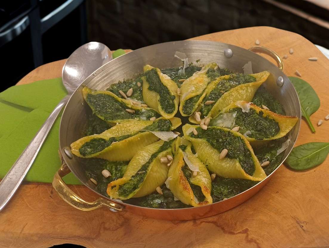 Gevulde pastaschelpen met gehakte spinazie en ui