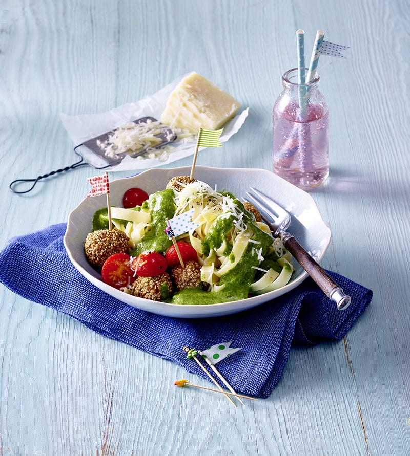 Pasta met spinazieroomsaus en vleesballetjes