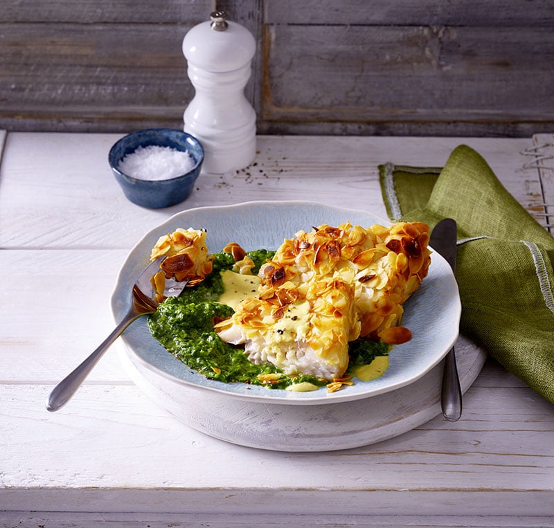 Roodbaarsfilets op een bedje van spinazieroom met mosterdsaus