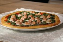 Pizza met spinazie, mozzarella en zalm