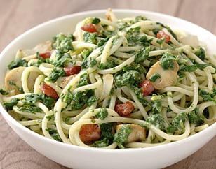 Spaghetti met spinaziesaus en spekjes