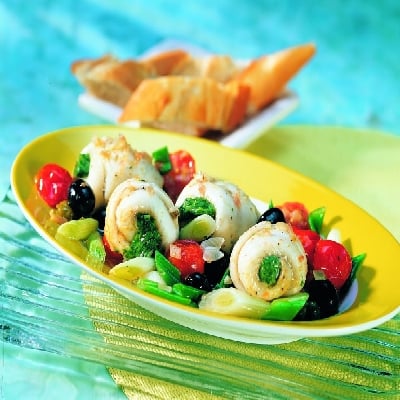 Visrolletjes op een tomaten kruidensaus