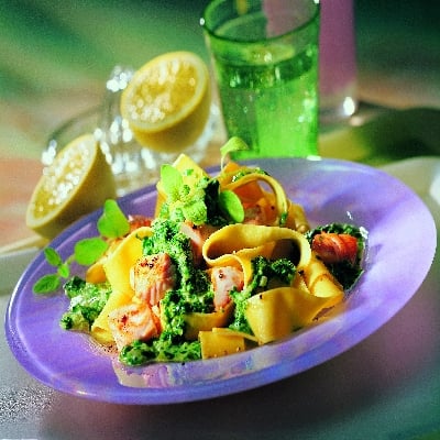 Noedels met zalm en spinazie