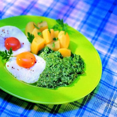 Spinazie met spiegeleieren en gezouten aardappelen