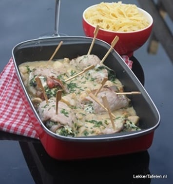 Lekker Tafelen.nl - Schnitzel rolletjes met spinazie met roomsaus